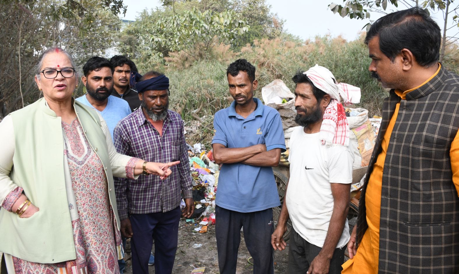  अवैध कूड़ा कलेक्शन करती तीन ठेलियां पकड़ीं।