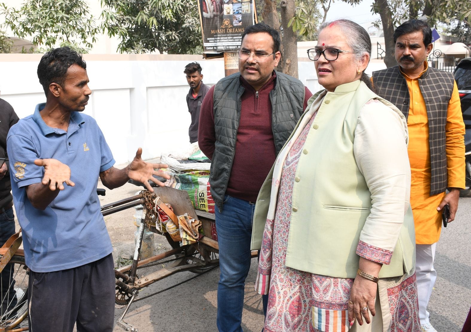  अवैध कूड़ा कलेक्शन करती तीन ठेलियां पकड़ीं।