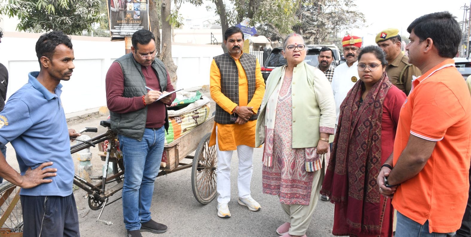  अवैध कूड़ा कलेक्शन करती तीन ठेलियां पकड़ीं।