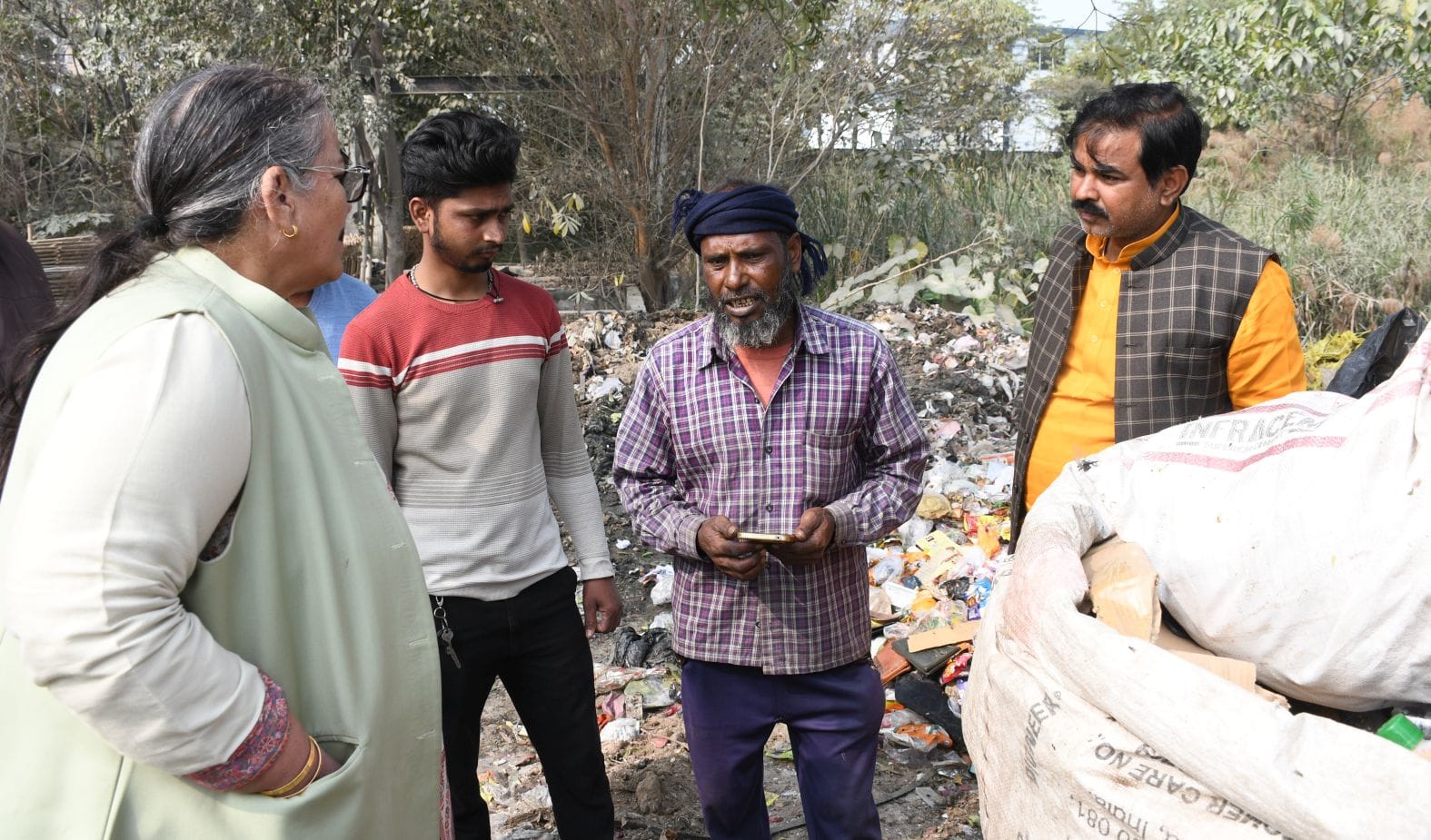 अवैध कूड़ा कलेक्शन करती तीन ठेलियां पकड़ीं।