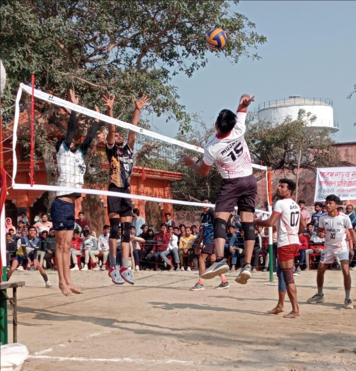 फोटो-13, स्टेडियम के बॉलीवाल कोर्ट की टूटी जाली। संवाद