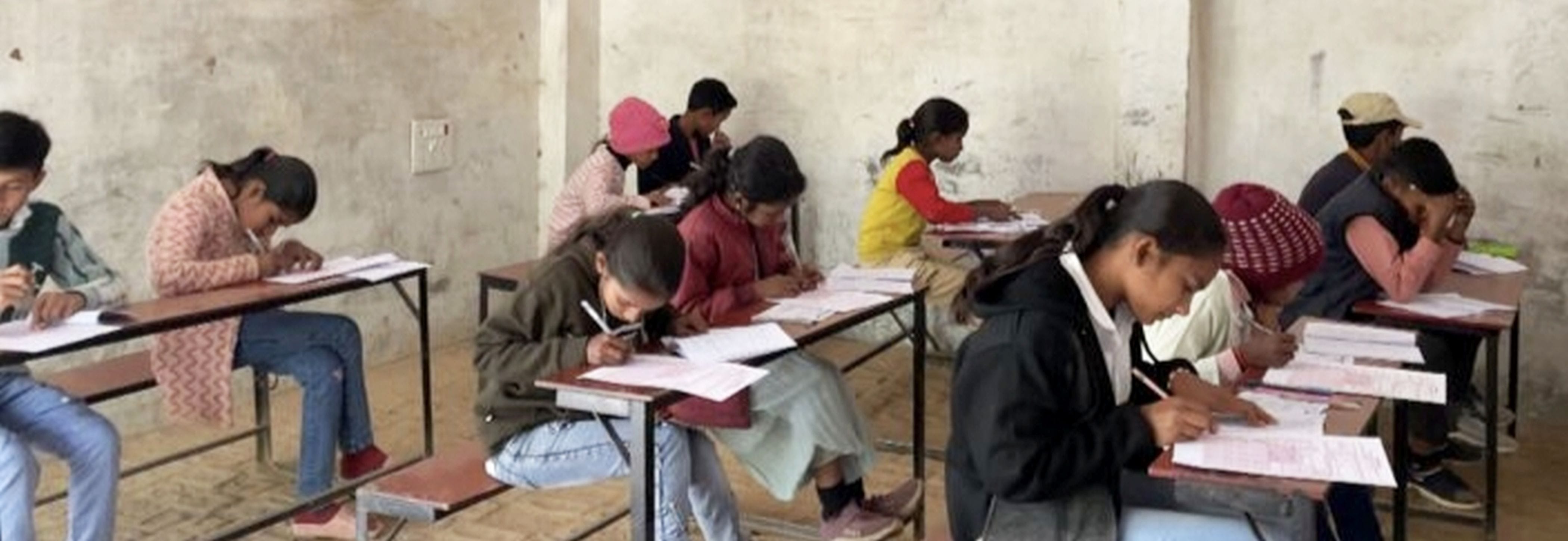 फोटो-23-परीक्षा देते छात्र-छात्राएं। संवाद