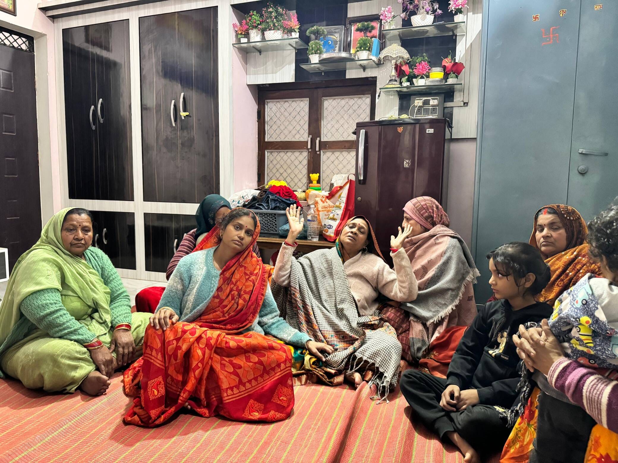 फोटो-24सीकेटीपी 11 अशोक को सांत्वना देते बसपा जिलाध्यक्ष व अन्य। संवाद