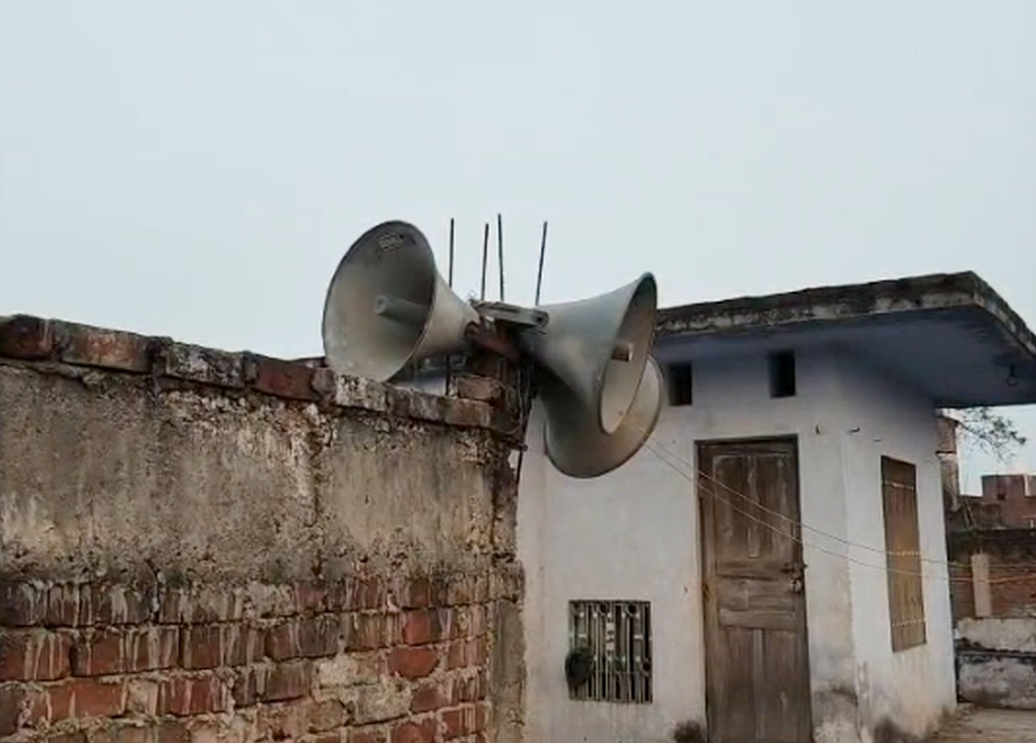 फोटो-34-मस्जिद में नमाज पढ़ते लोग। वीडियो ग्रैब