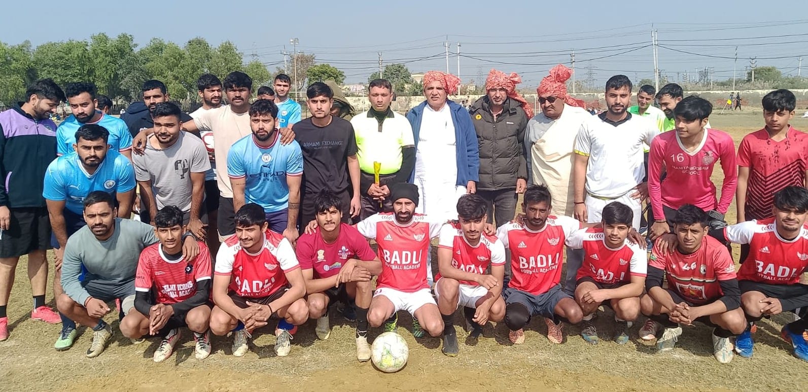 -फोटो 88 : खिलाड़ियों से परिचय लेते कांग्रेस नेता नरेश जून। स्रोत आयोजक