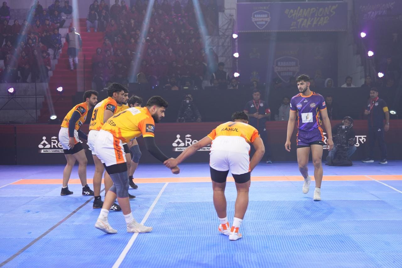 फोटो :: सोनीपत के राई स्थित हरियाणा खेलकूद विवि में खिलाड़ियों से परिचय लेते मंत्री कृष्ण पंवार।