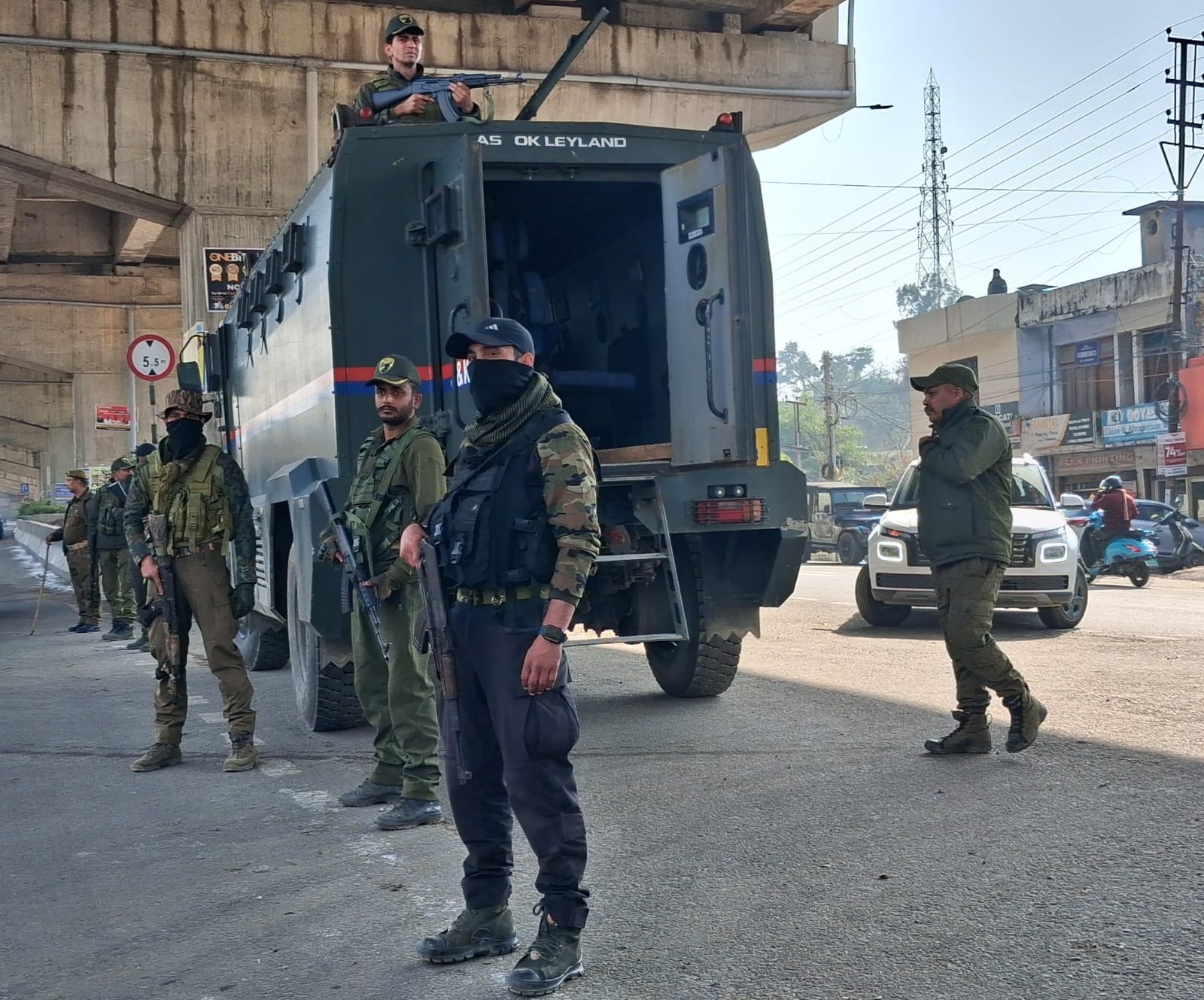 गणतंत्र दिवस को लेकर सांबा में सुरक्षाबलों द्वारा स्थापित अतिरिक्त नाके व जांच करती पुलिस