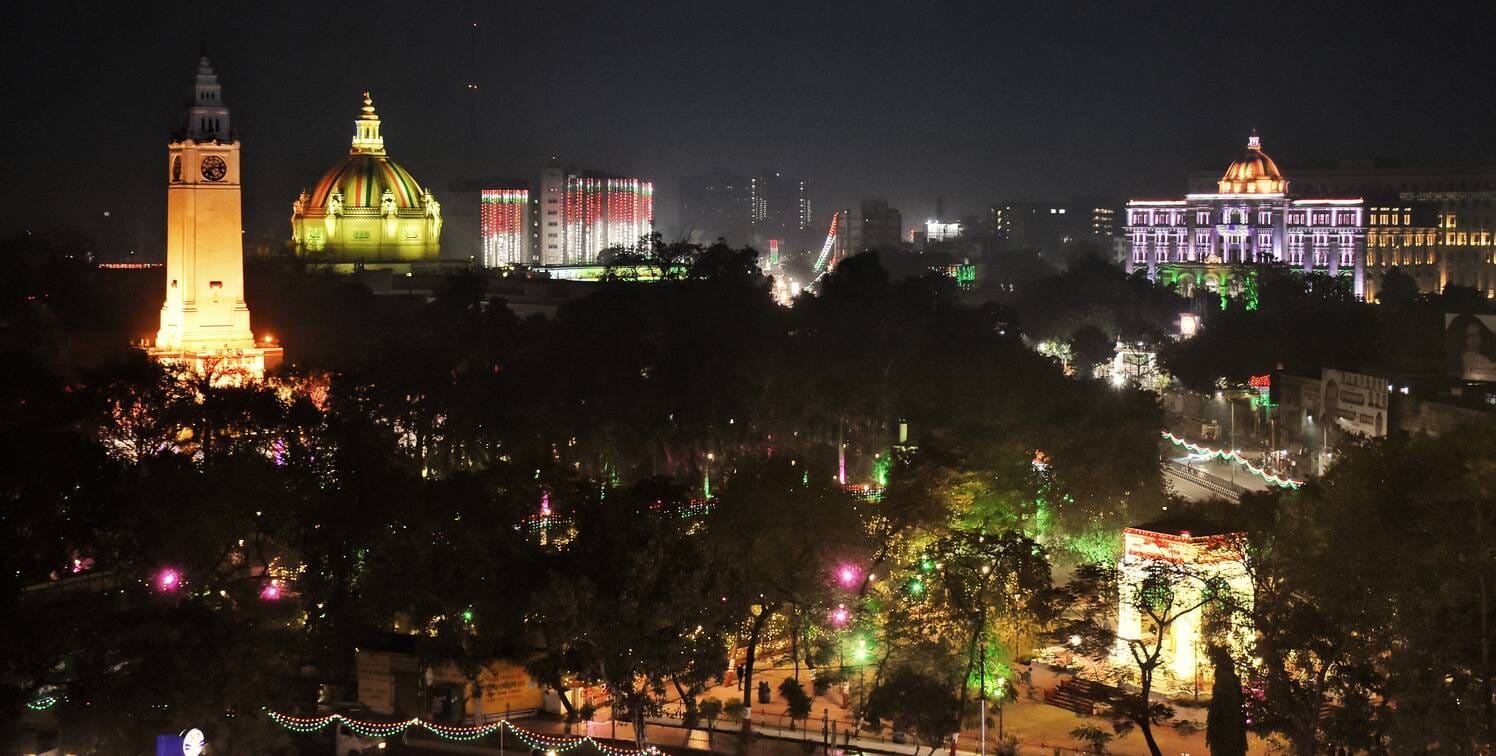 गणतंत्र दिवस की पूर्व संध्या पर रोशनी से जगमग हजरतगंज इलाका व इमारतें।