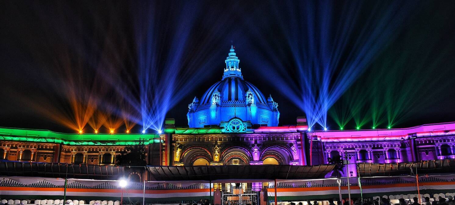 गणतंत्र दिवस की पूर्व संध्या पर रोशनी से जगमग हजरतगंज इलाका व इमारतें।