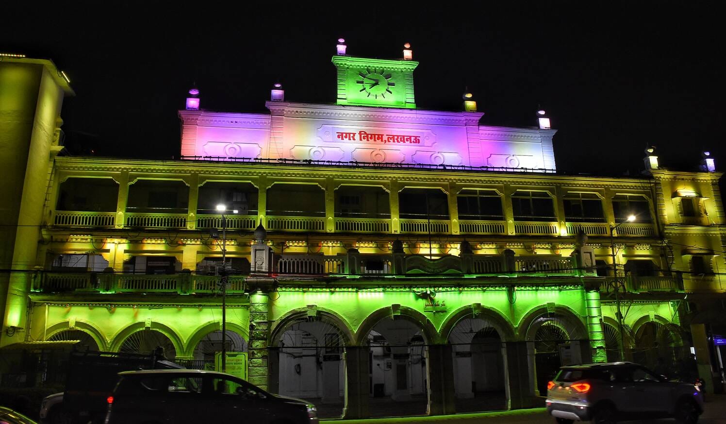 गणतंत्र दिवस की पूर्व संध्या पर रोशनी से जगमग हजरतगंज इलाका व इमारतें।