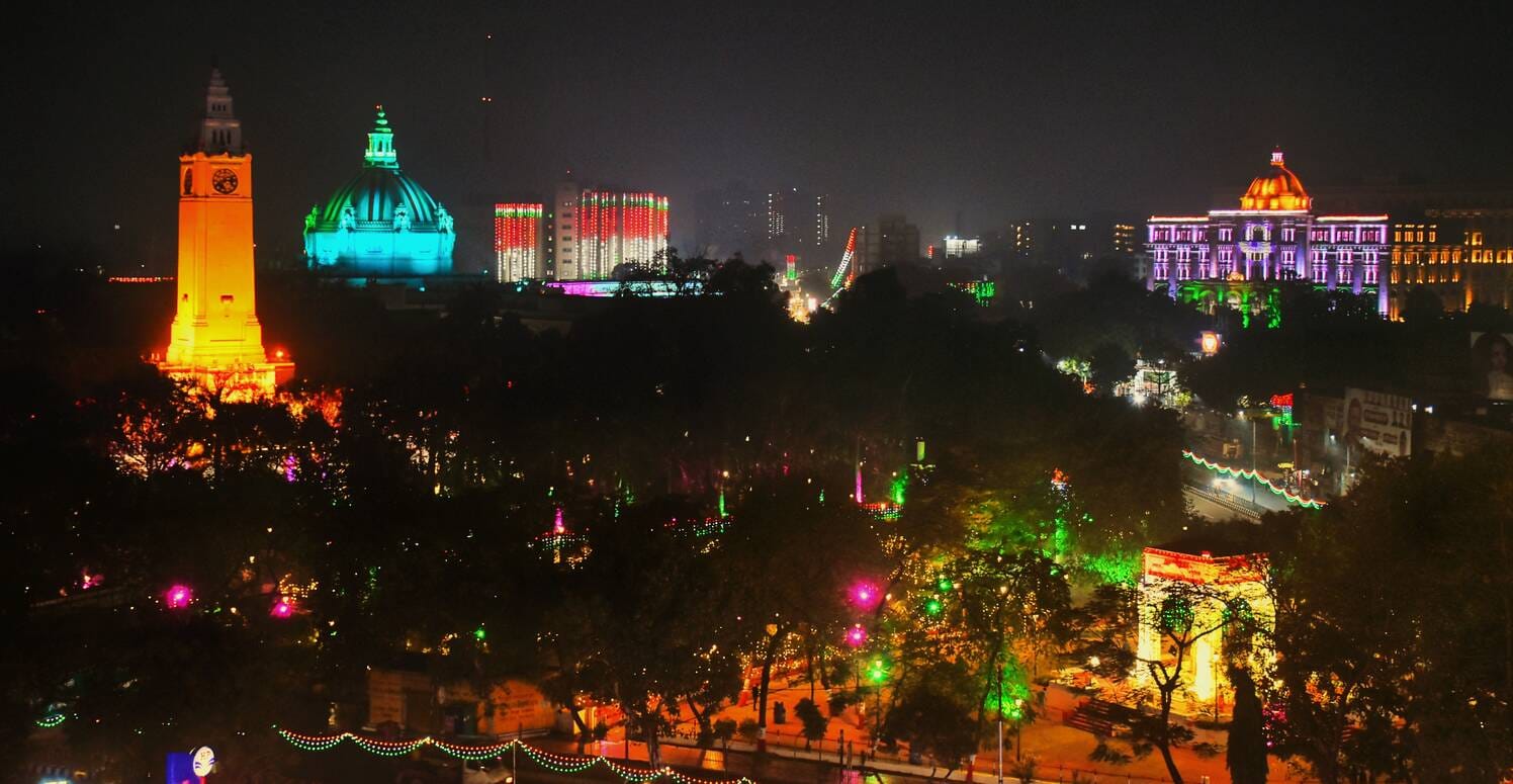 गणतंत्र दिवस की पूर्व संध्या पर रोशनी से जगमग हजरतगंज इलाका व इमारतें।