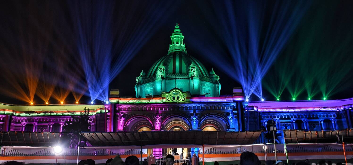 गणतंत्र दिवस की पूर्व संध्या पर रोशनी से जगमग हजरतगंज इलाका व इमारतें।