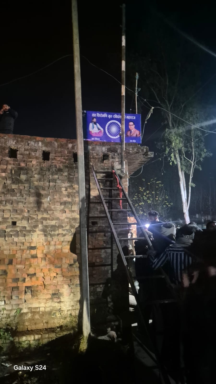 गांव रेडी में पुलिस कार्रवाई के विरोध में जुटी ग्रामीणों की भीड़। श्रोत ग्रामीण