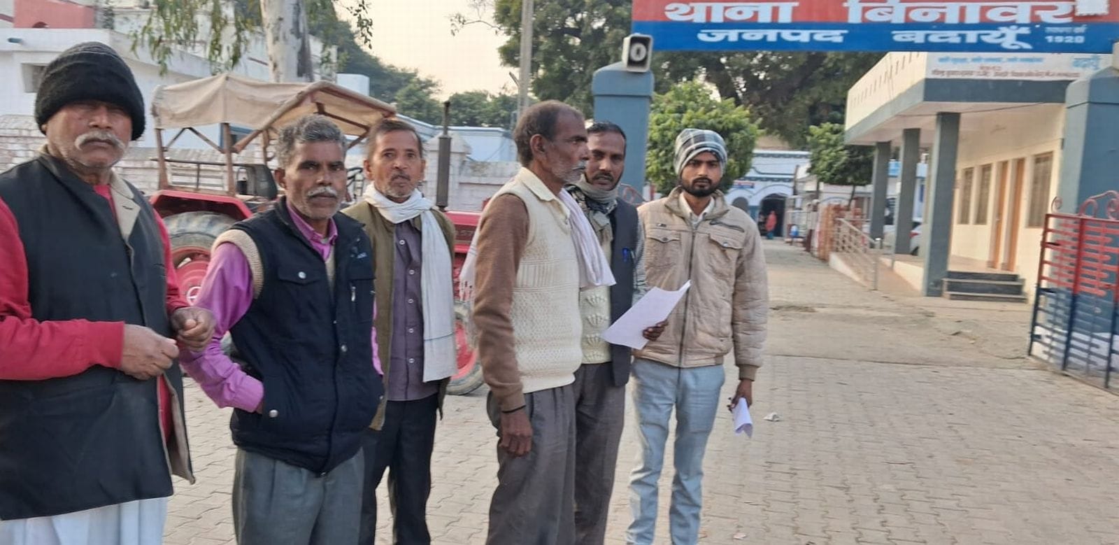 घटना की जानाकरी देते गायत्री के परिजन। संवाद