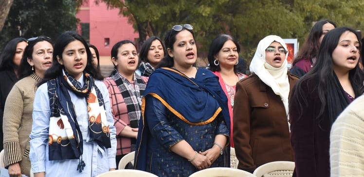 हजरतगंज स्थित लोरेटो कॉन्वेंट कॉलेज का परिसर रविवार को यादों और मुस्कानों से गुलजार हो उठा।