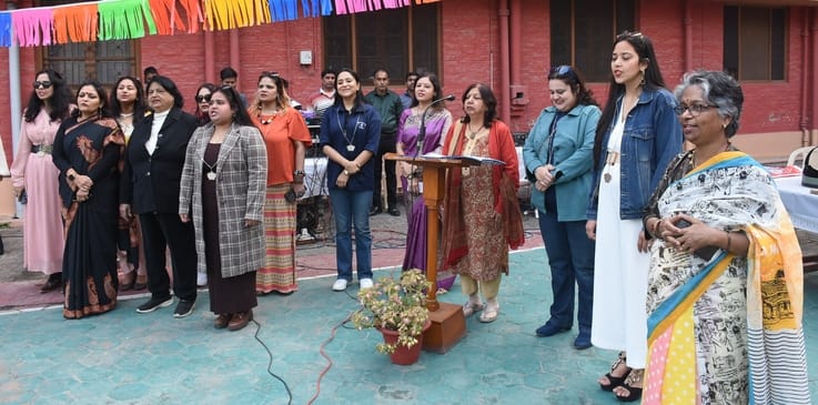 हजरतगंज स्थित लोरेटो कॉन्वेंट कॉलेज का परिसर रविवार को यादों और मुस्कानों से गुलजार हो उठा।