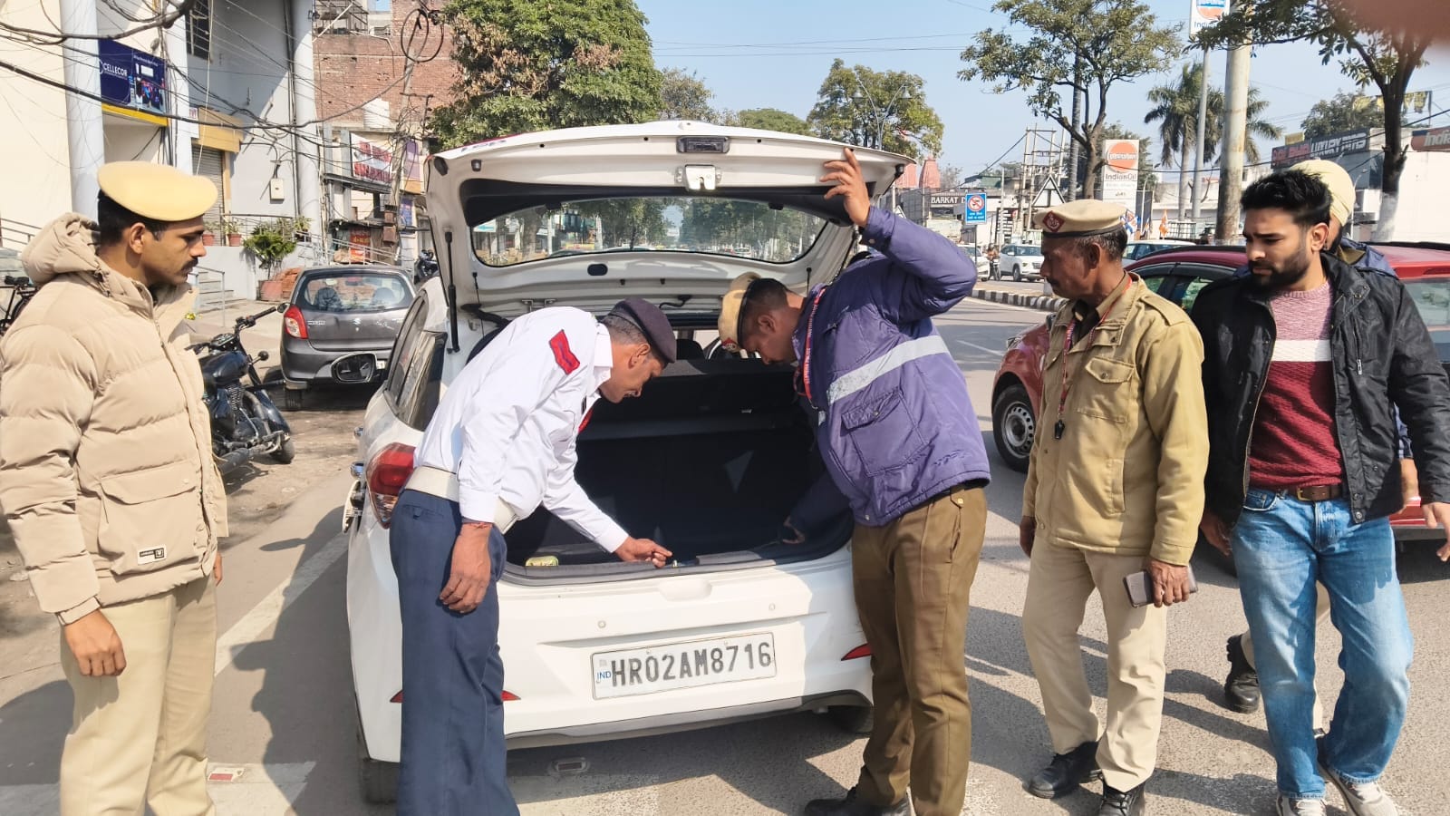  जिले की सीमा पर नाका लगा जांच करती पुलिस। प्रवक्ता