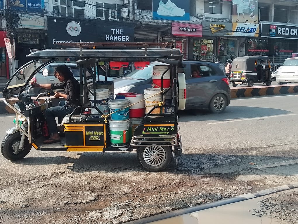 जल संस्थान से ई-रिक्शे में पानी ले जाते जवाहरनगर के लोग। संवाद