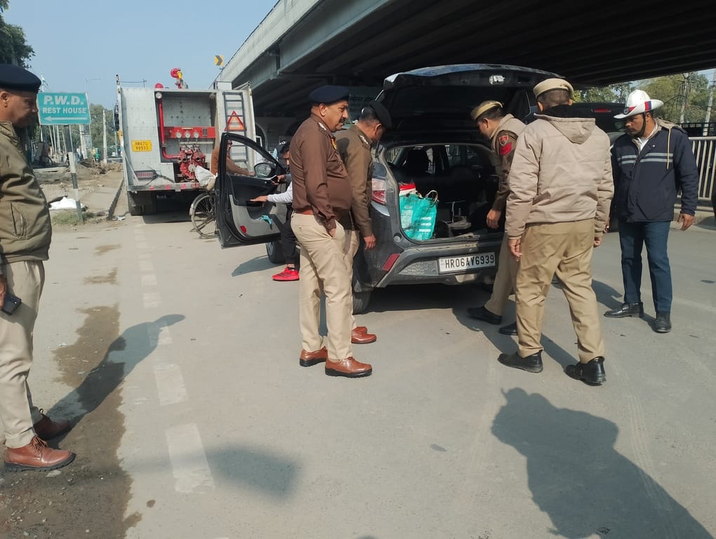 जीटी रोड पर वाहनों की जांच करती पुलिस टीम। पुलिस