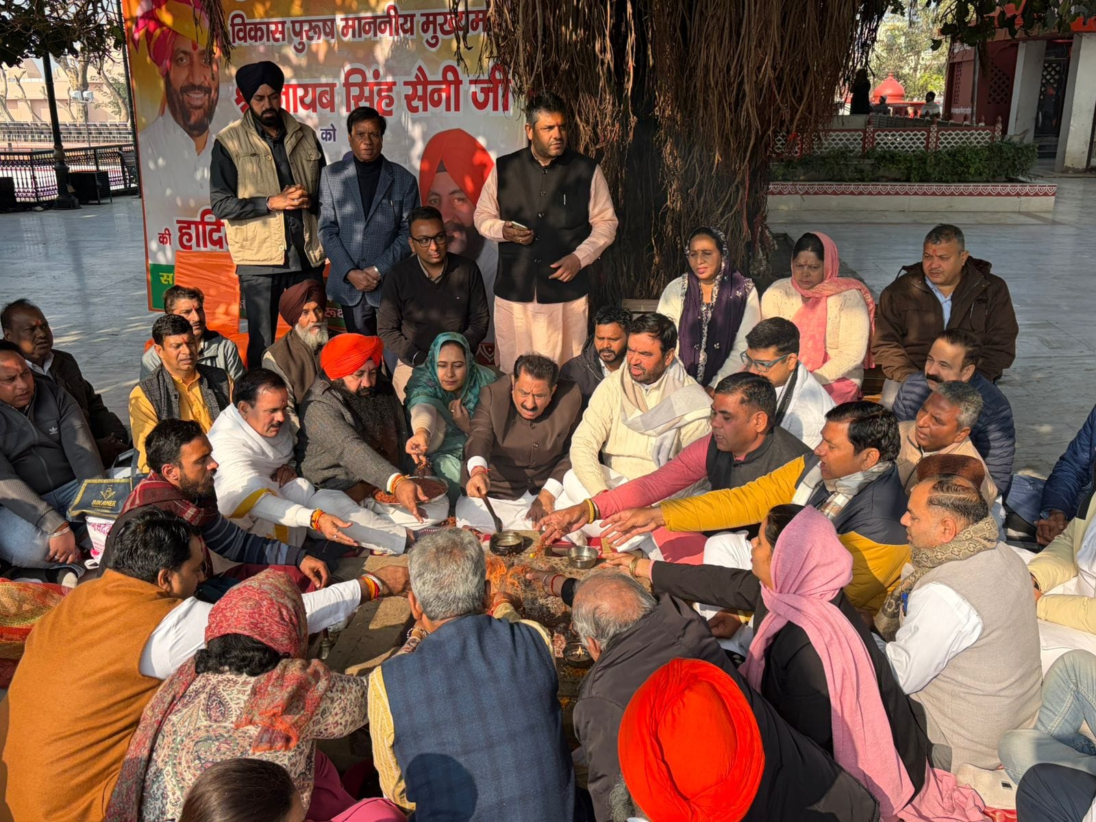 कुरुक्षेत्र। मुख्यमंत्री नायब सिंह सैनी के जन्मदिवस पर केक काटते पूर्व राज्य मंत्री सुभाष सुधा 