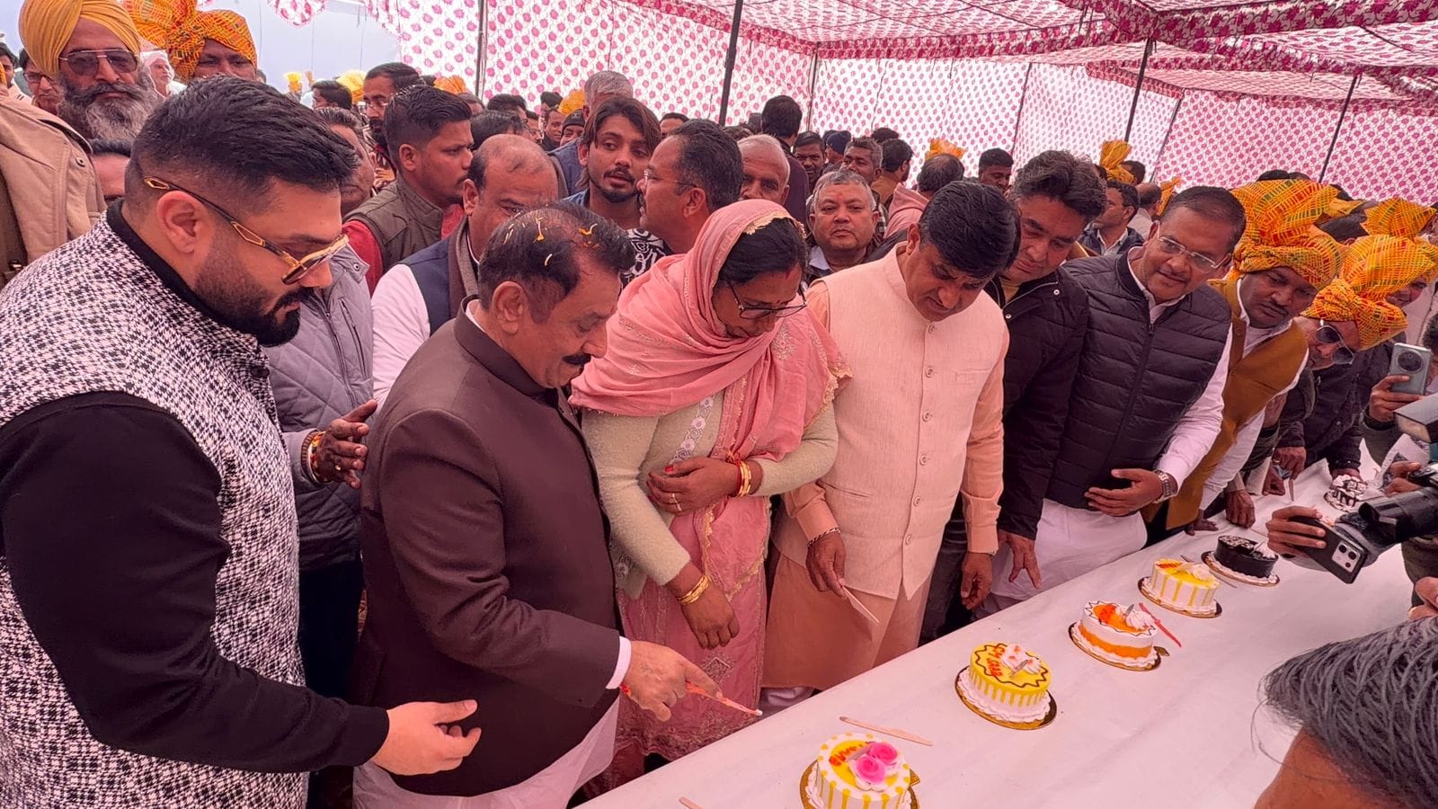 कुरुक्षेत्र। मुख्यमंत्री नायब सिंह सैनी के जन्मदिवस पर केक काटते पूर्व राज्य मंत्री सुभाष सुधा 