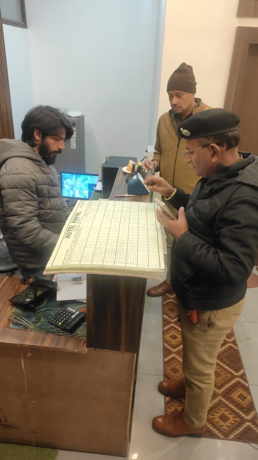 कुरुक्षेत्र। सुरक्षा को लेकर वाहनों की जांच करते पुलिस कर्मी। विभाग कुरुक्षेत्र। सुरक्षा को लेकर वाहनों की जांच करते पुलिस कर्मी। विभाग