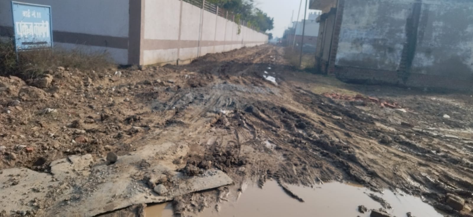 कुरुक्षेत्र। सरस्वती कॉलोनी में निर्माण की इंतजार में कच्ची सड़क। संवाद