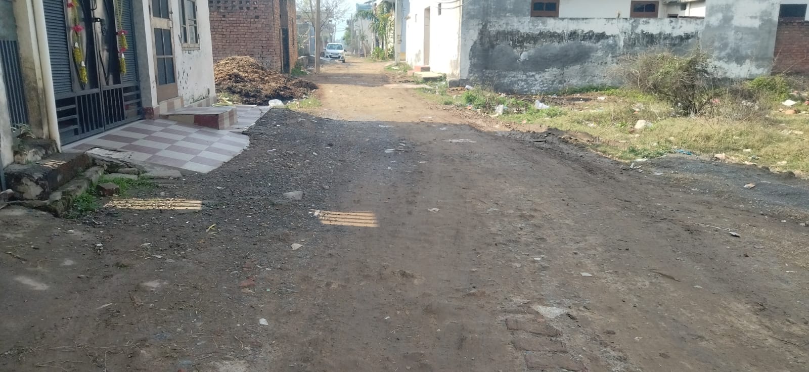 कुरुक्षेत्र। सरस्वती कॉलोनी में निर्माण की इंतजार में कच्ची सड़क। संवाद