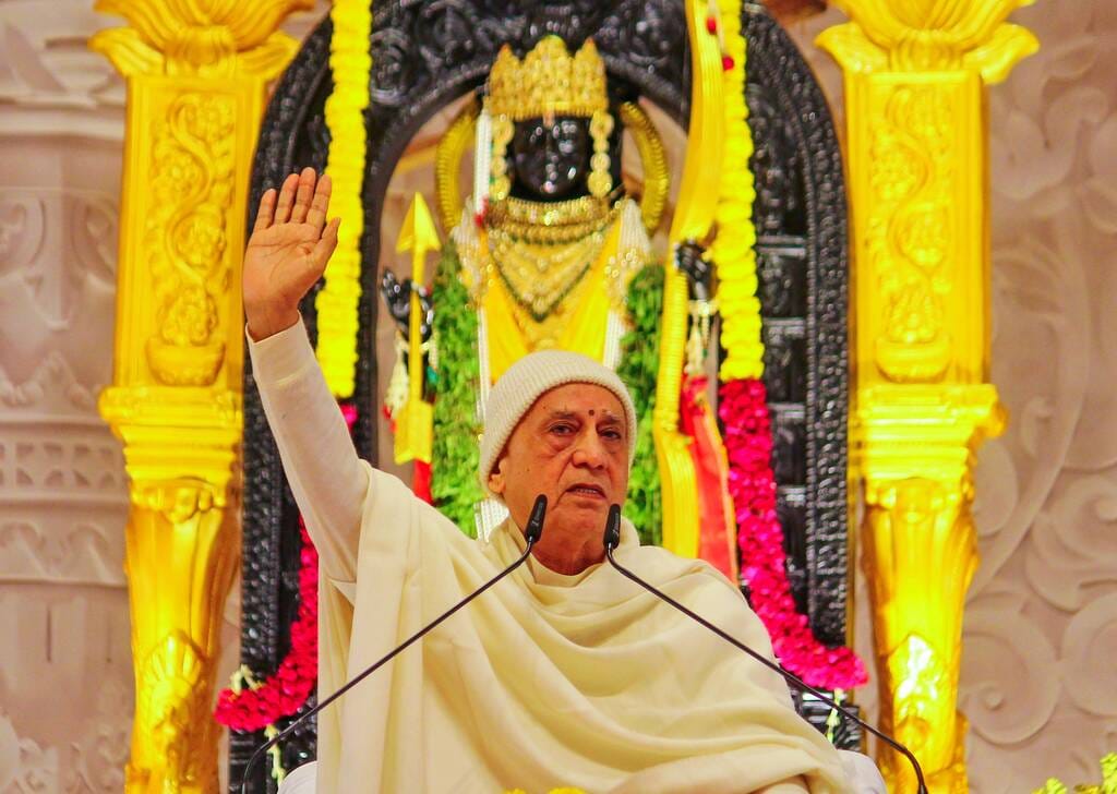 लोहिया नगर स्थित गीता संजय मेमोरियल पब्लिक स्कूल में बैठे बीएलओ। संवाद लोहिया नगर स्थित गीता संजय मेमोरियल पब्लिक स्कूल में बैठे बीएलओ। संवाद
