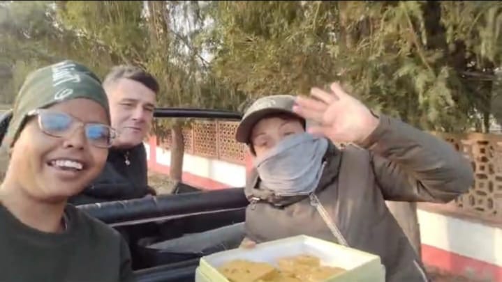 मुस्तफाबाद बुकिंग काउंटर के बाहर लगी सैलानियों की भीड़। संवाद मुस्तफाबाद बुकिंग काउंटर के बाहर लगी सैलानियों की भीड़। संवाद