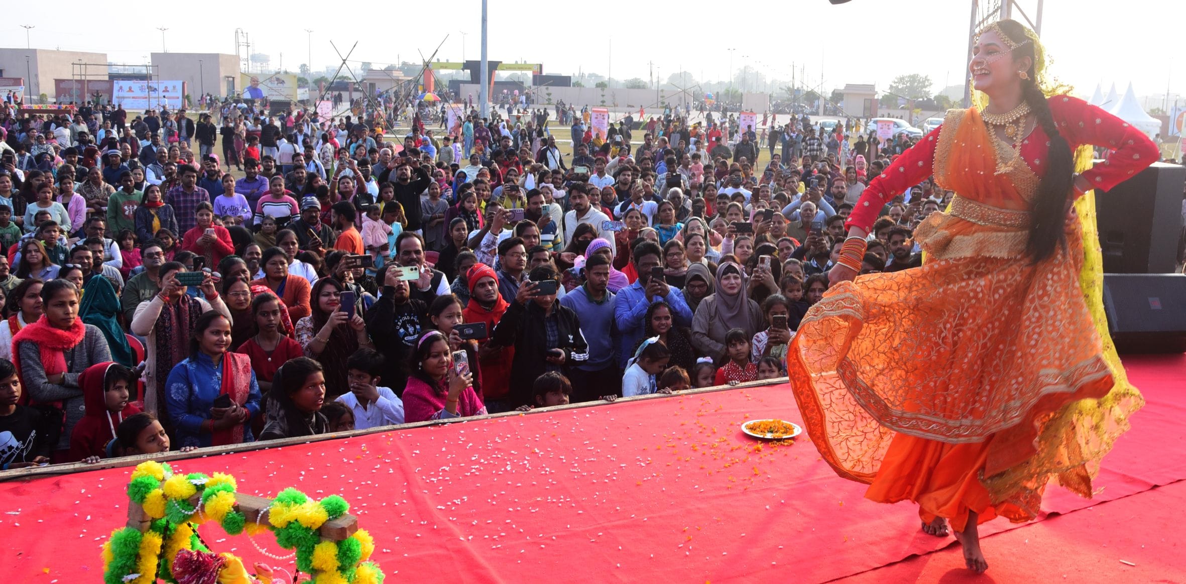 नुक्कड़ नाटकों और कठपुतली नृत्य ने माहौल को बनाए रखा जीवंत