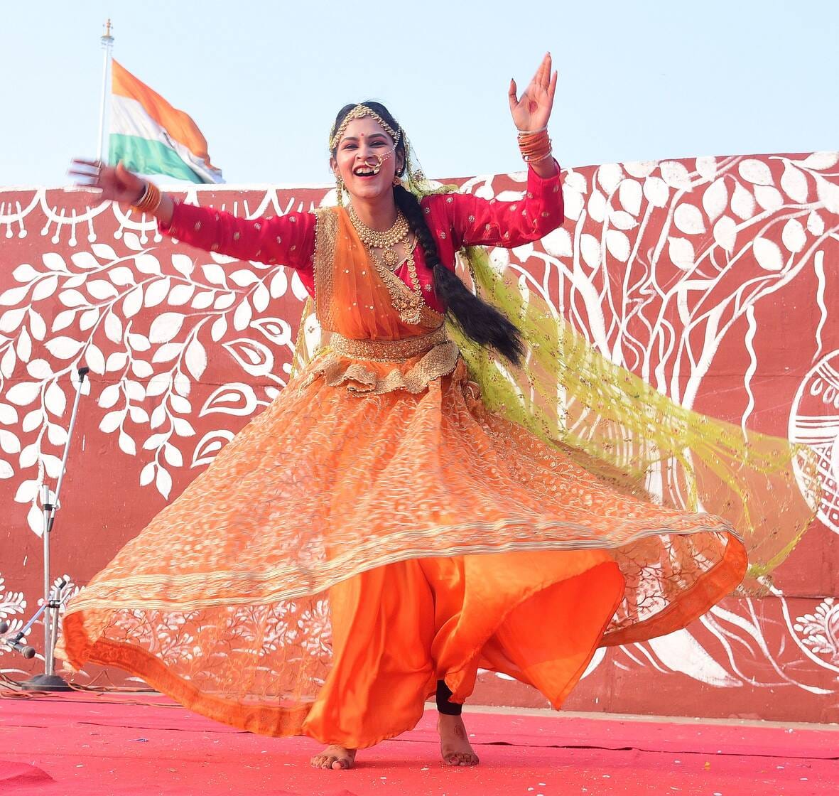 नुक्कड़ नाटकों और कठपुतली नृत्य ने माहौल को बनाए रखा जीवंत