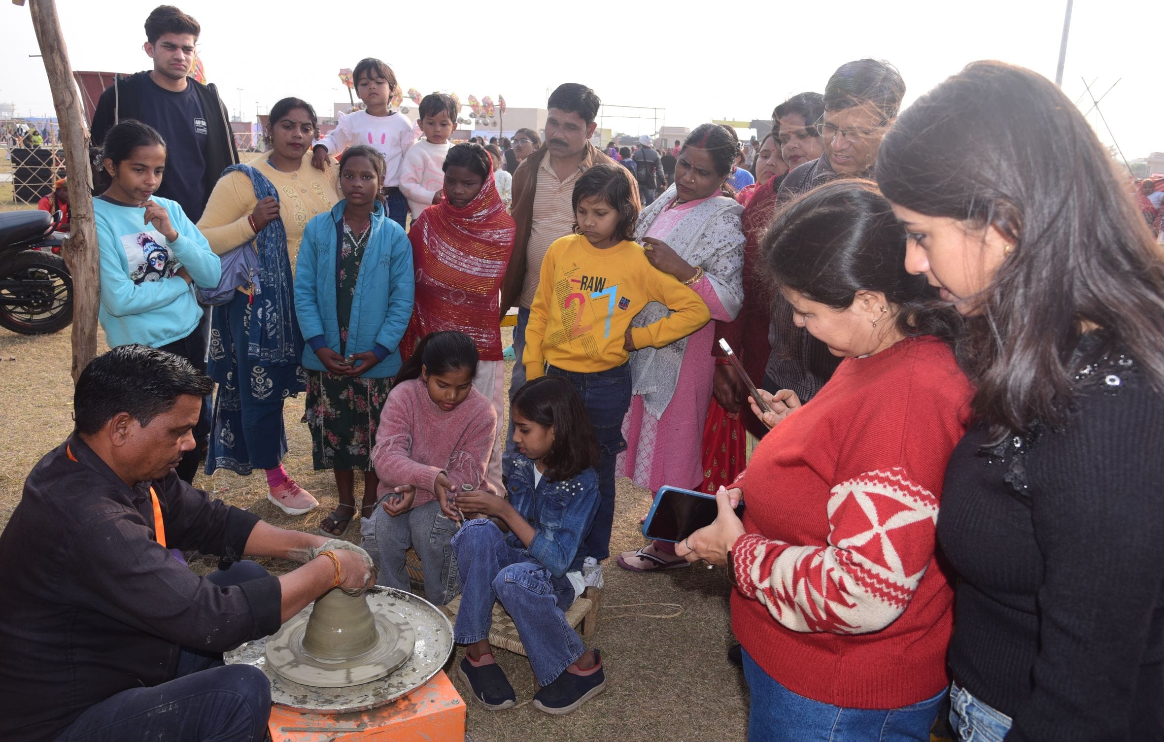 नुक्कड़ नाटकों और कठपुतली नृत्य ने माहौल को बनाए रखा जीवंत