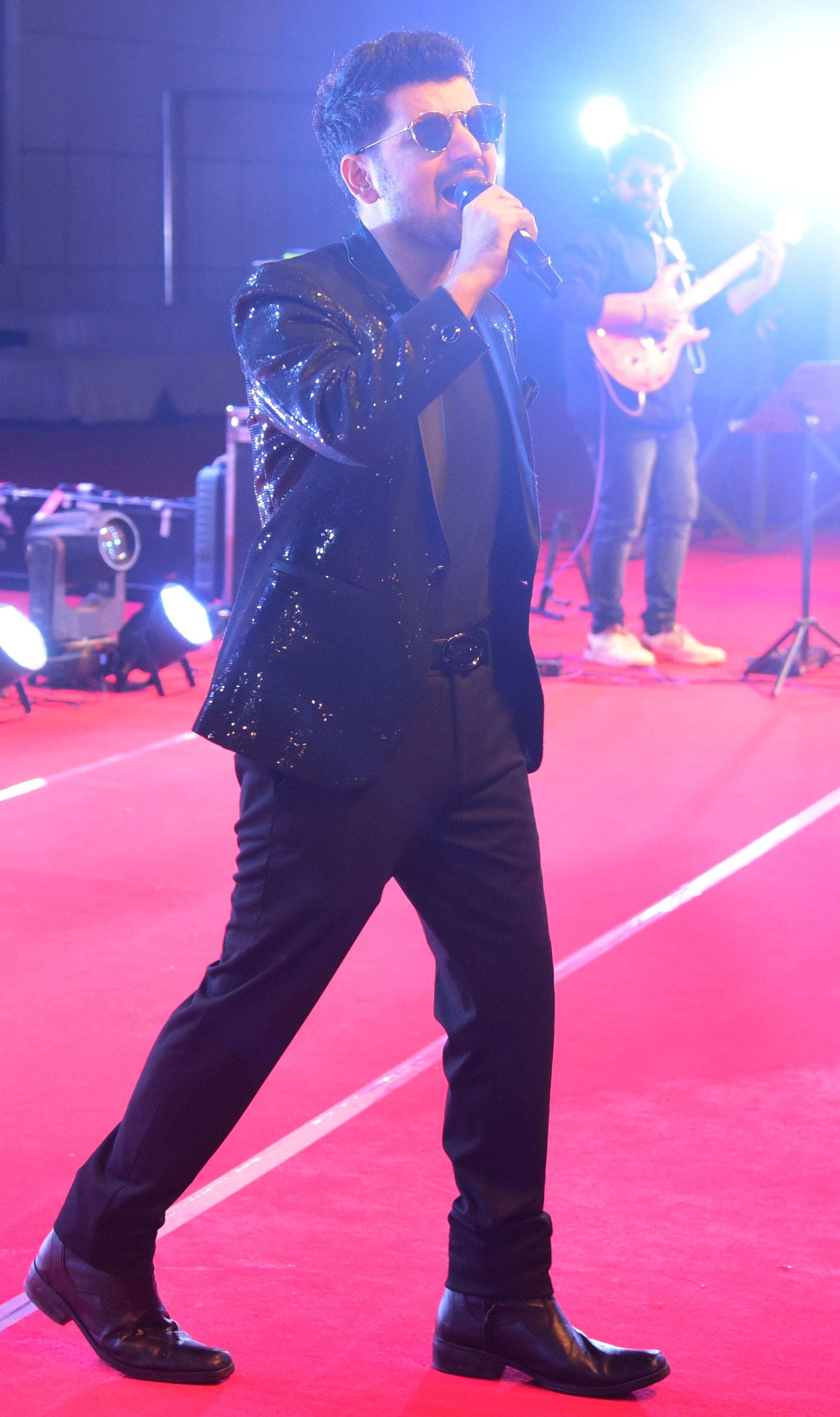 नुक्कड़ नाटकों और कठपुतली नृत्य ने माहौल को बनाए रखा जीवंत