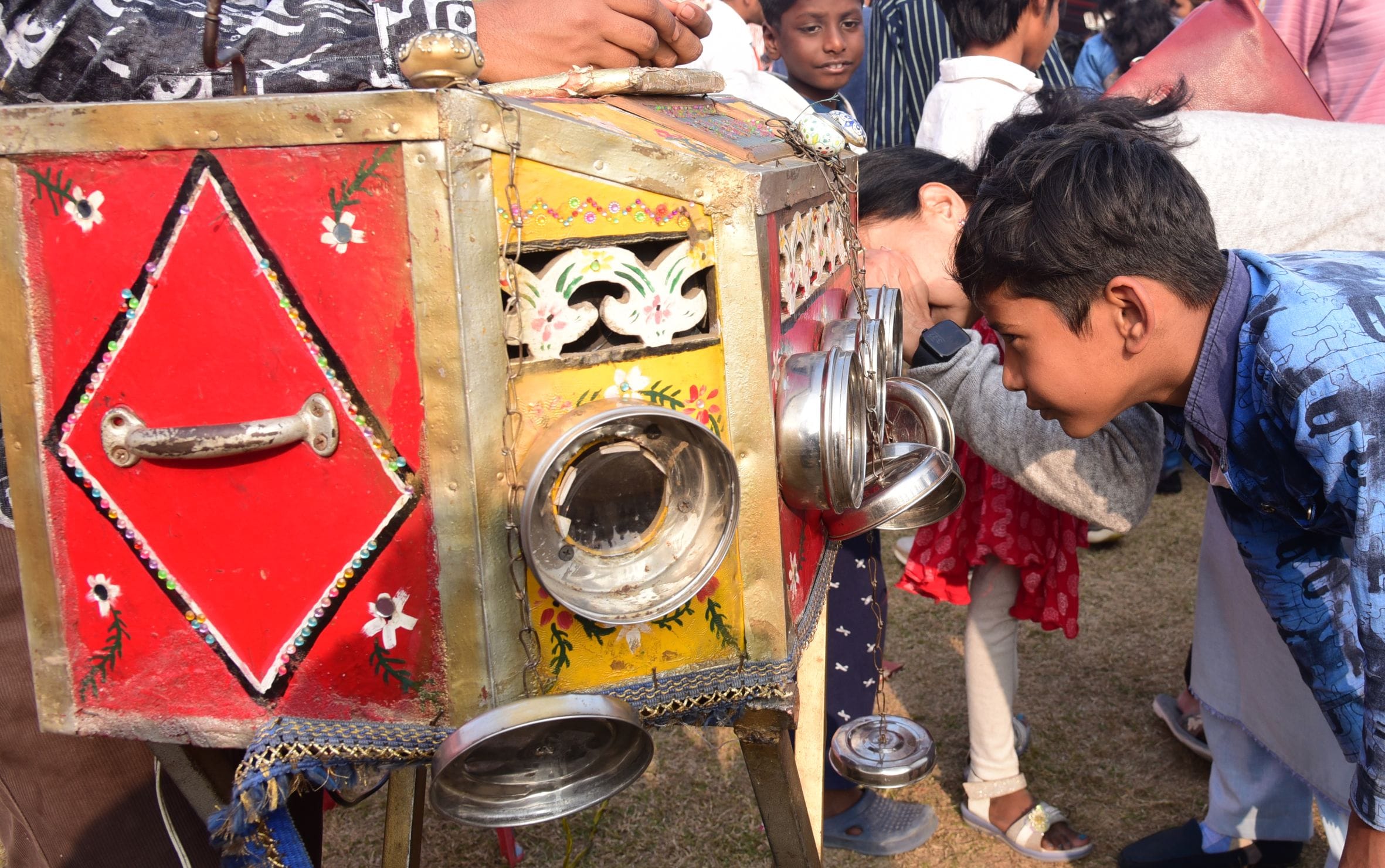 नुक्कड़ नाटकों और कठपुतली नृत्य ने माहौल को बनाए रखा जीवंत