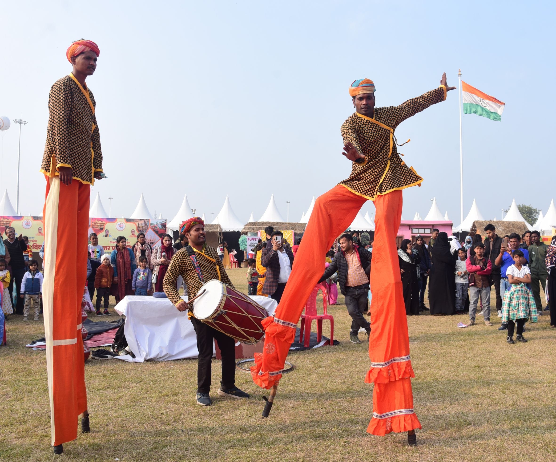 नुक्कड़ नाटकों और कठपुतली नृत्य ने माहौल को बनाए रखा जीवंत