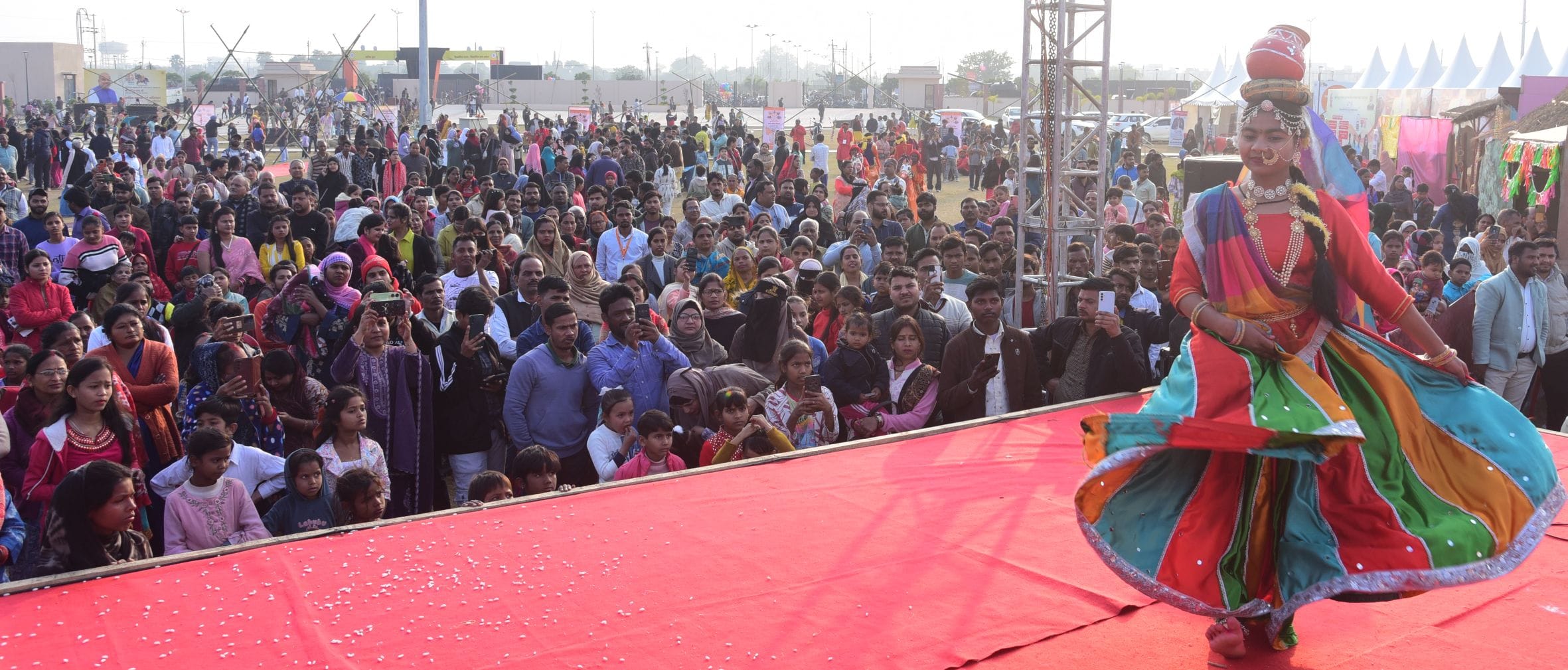 नुक्कड़ नाटकों और कठपुतली नृत्य ने माहौल को बनाए रखा जीवंत