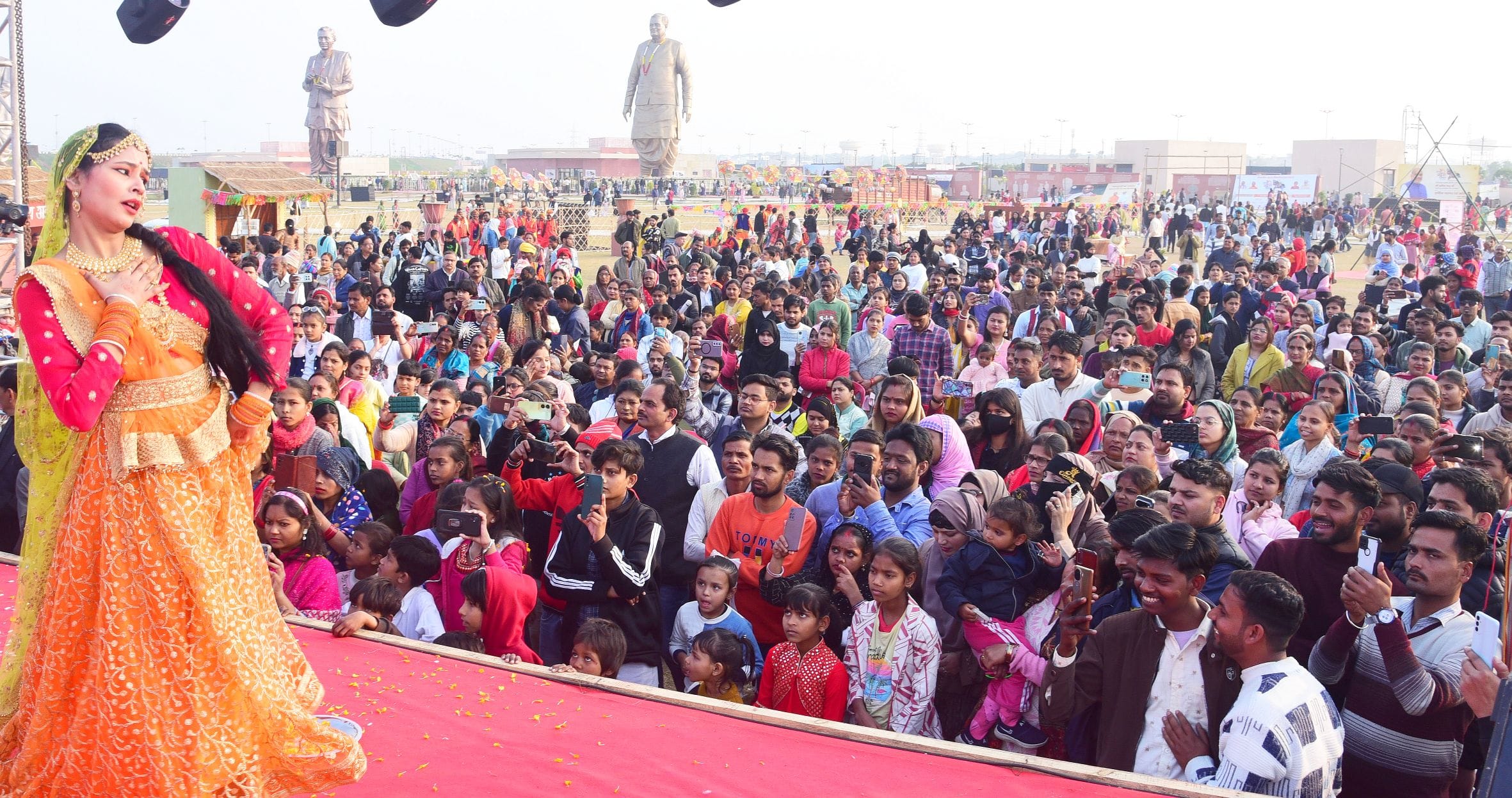 नुक्कड़ नाटकों और कठपुतली नृत्य ने माहौल को बनाए रखा जीवंत