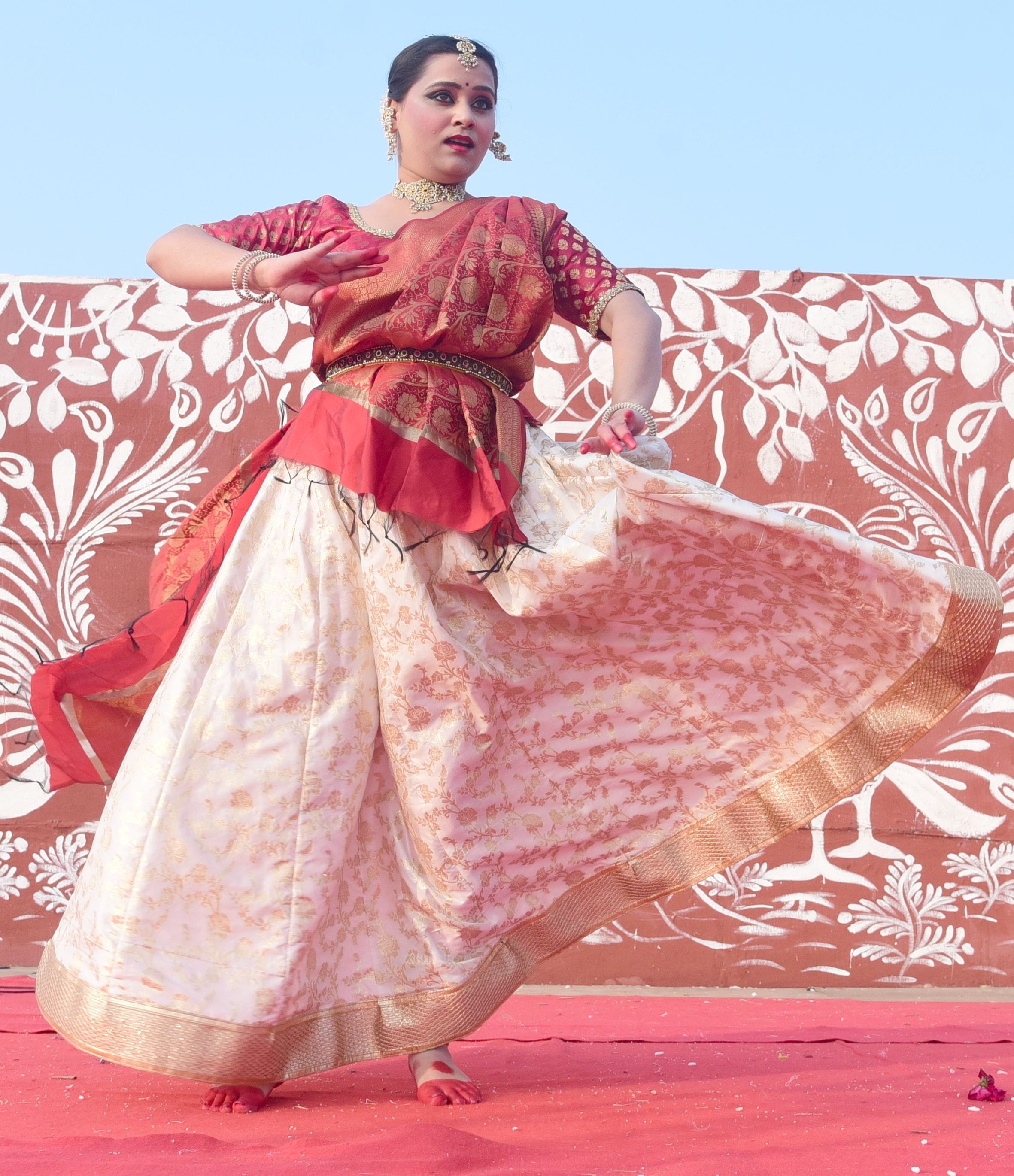 नुक्कड़ नाटकों और कठपुतली नृत्य ने माहौल को बनाए रखा जीवंत