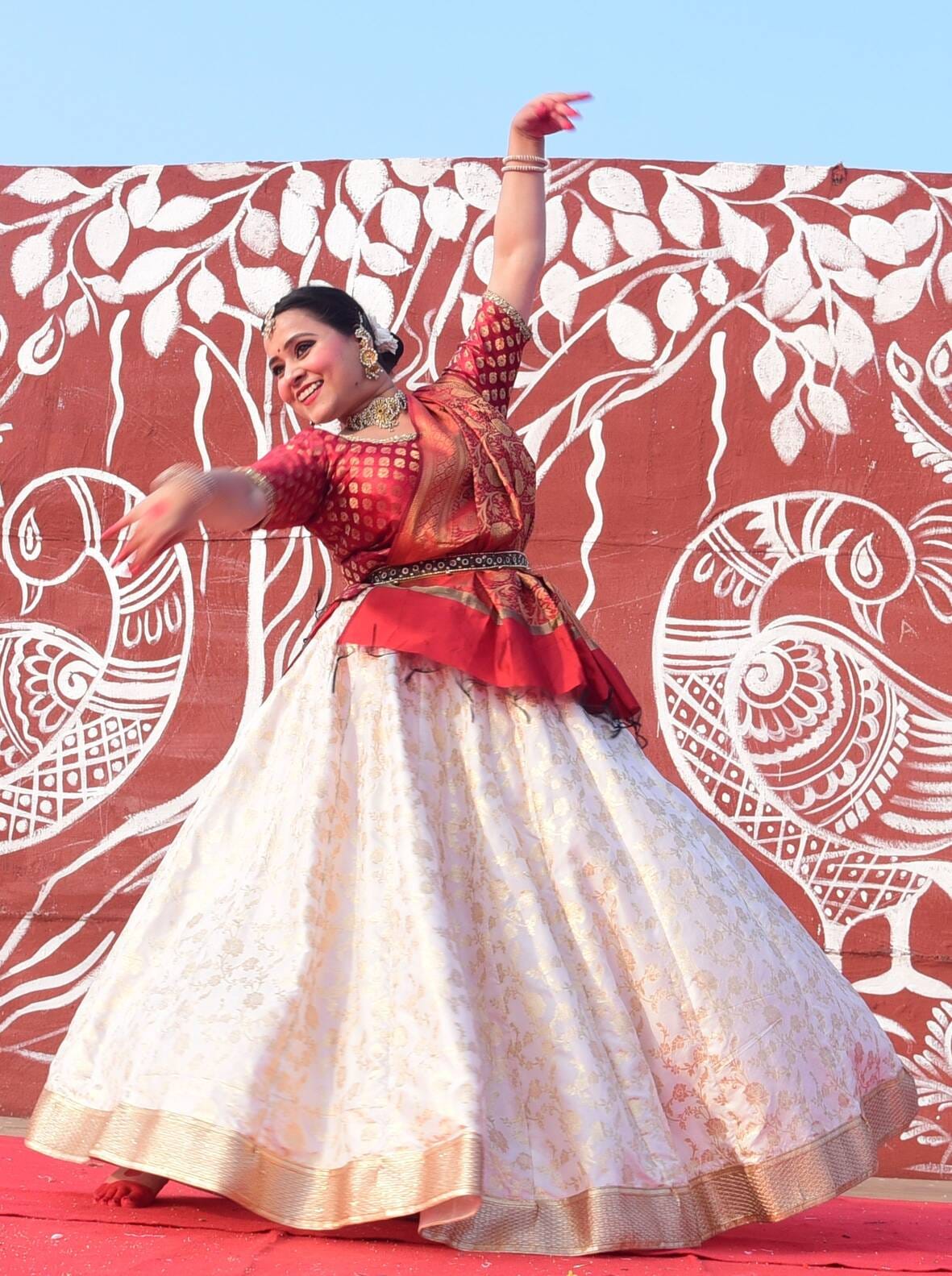 नुक्कड़ नाटकों और कठपुतली नृत्य ने माहौल को बनाए रखा जीवंत