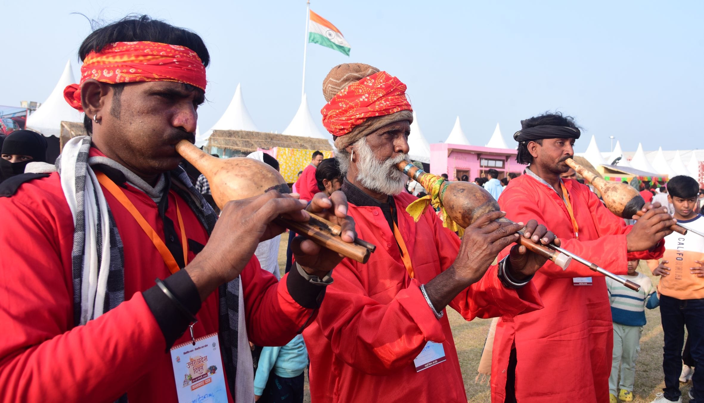 नुक्कड़ नाटकों और कठपुतली नृत्य ने माहौल को बनाए रखा जीवंत
