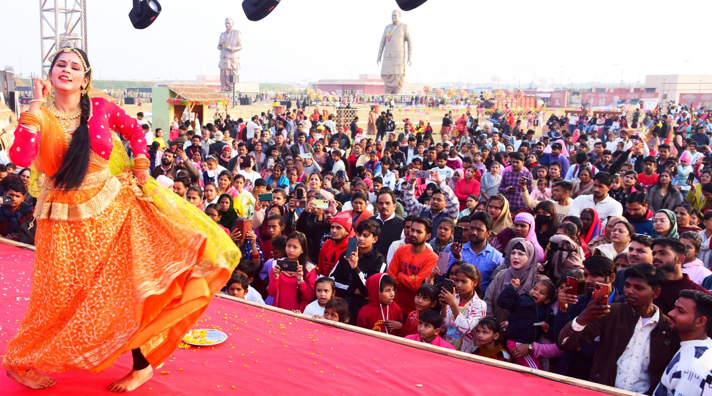 नुक्कड़ नाटकों और कठपुतली नृत्य ने माहौल को बनाए रखा जीवंत