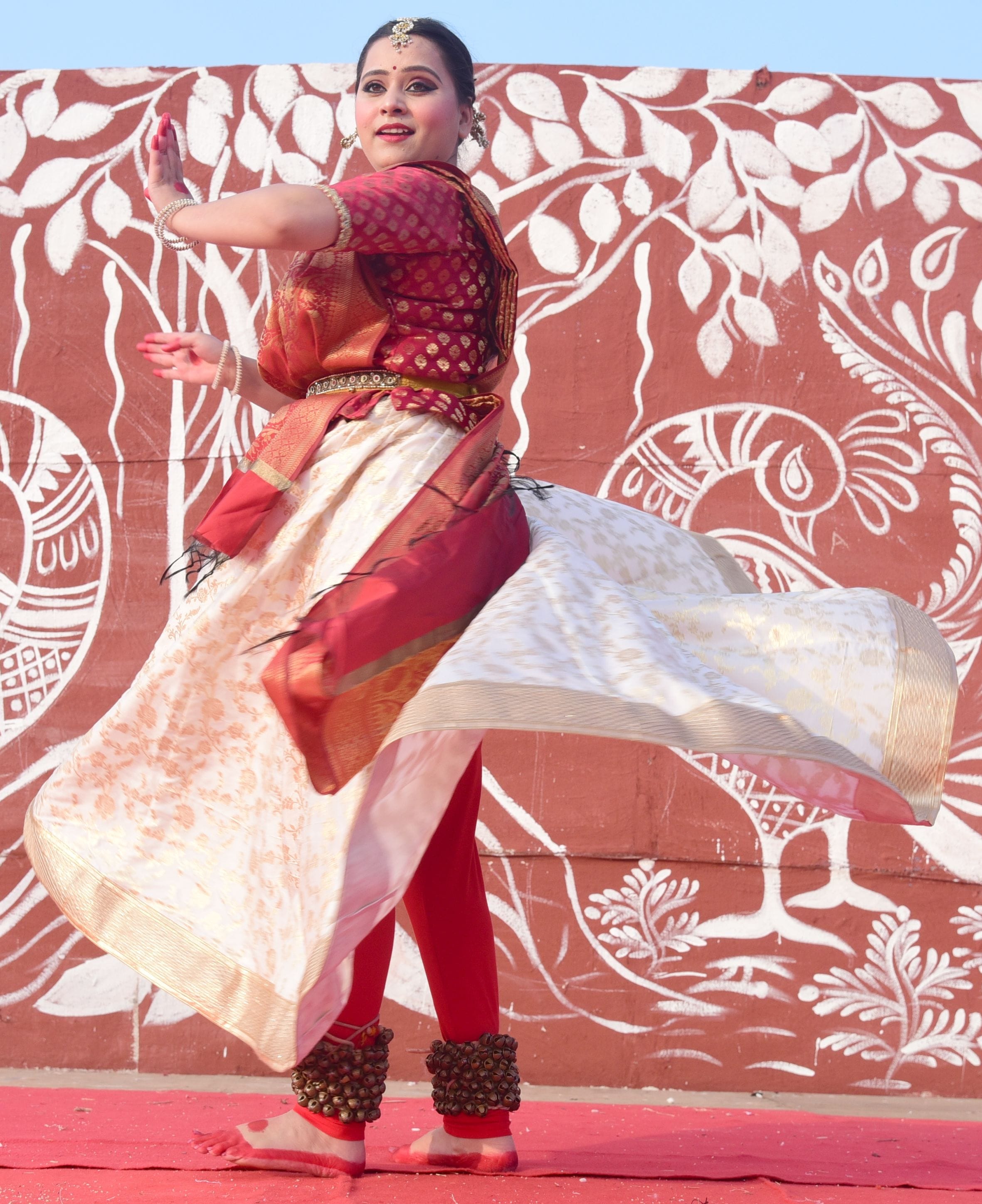 नुक्कड़ नाटकों और कठपुतली नृत्य ने माहौल को बनाए रखा जीवंत