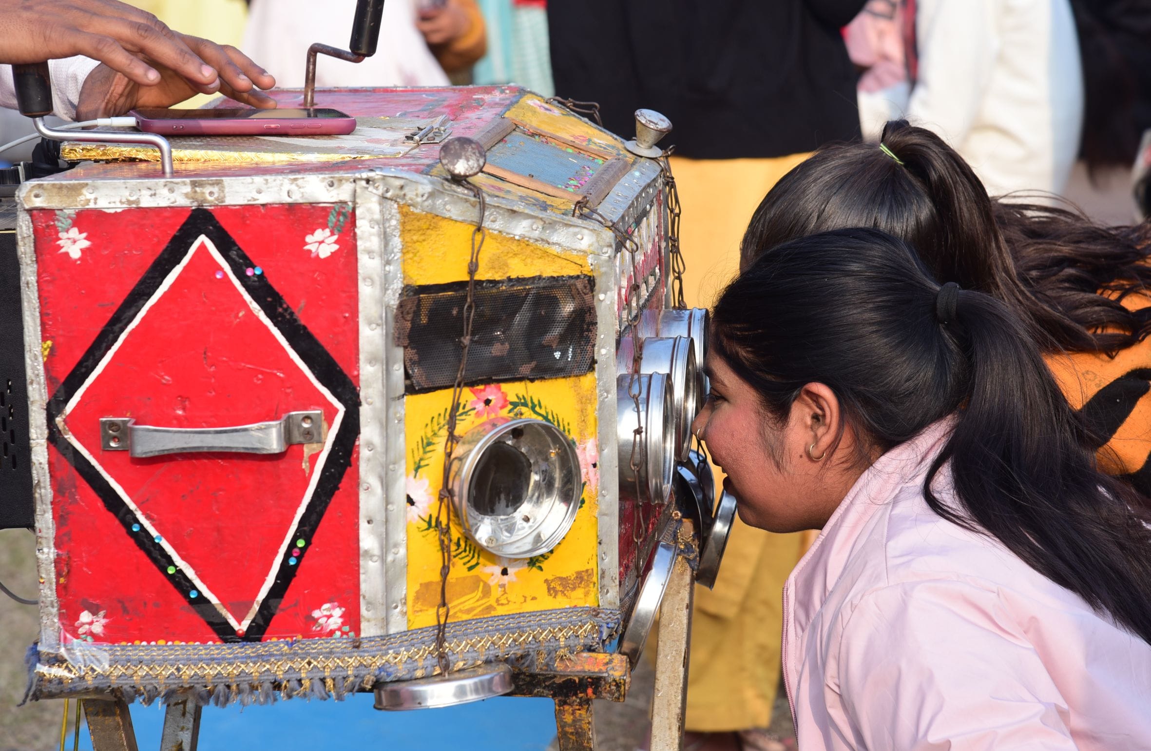 नुक्कड़ नाटकों और कठपुतली नृत्य ने माहौल को बनाए रखा जीवंत