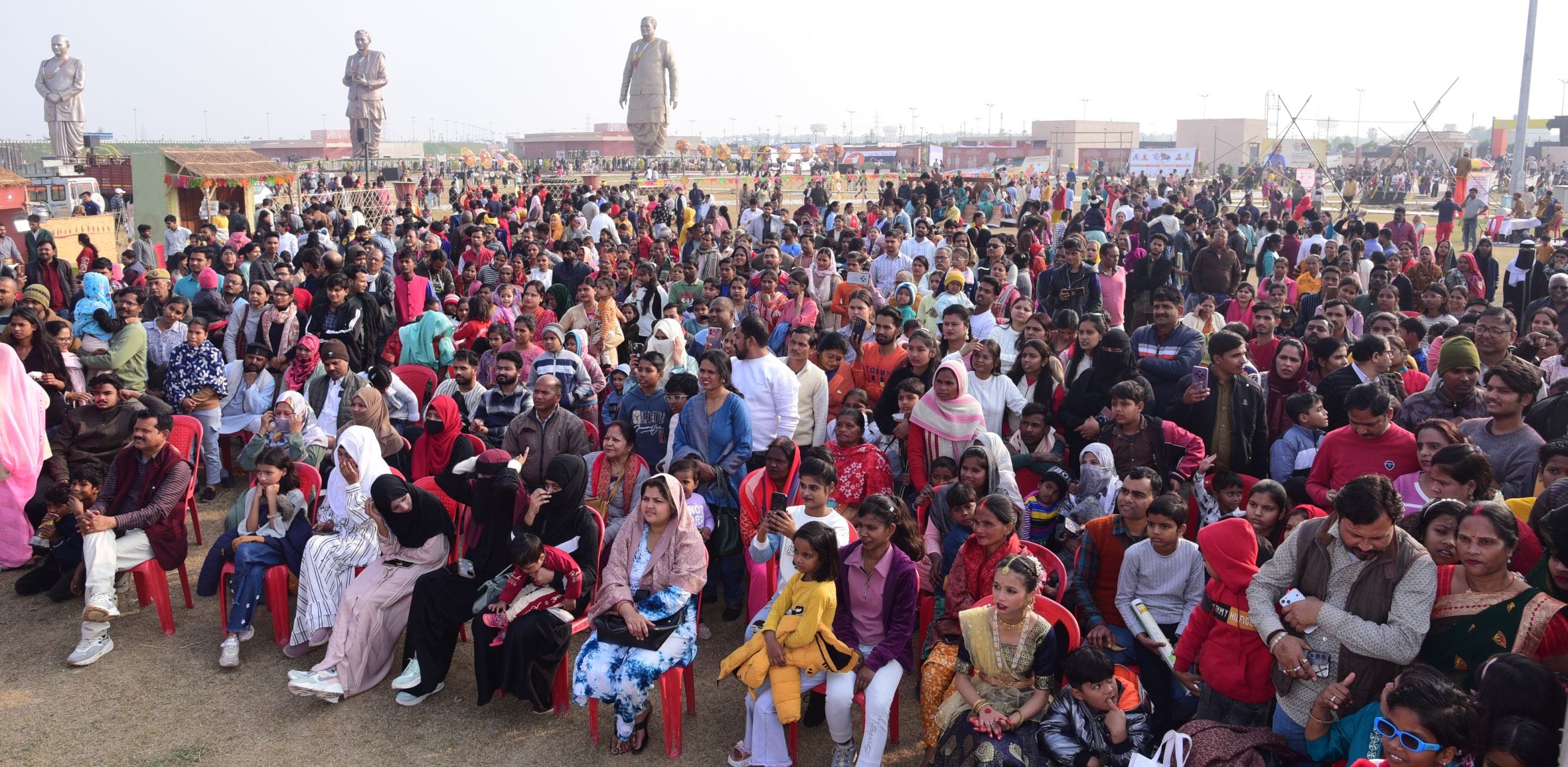 नुक्कड़ नाटकों और कठपुतली नृत्य ने माहौल को बनाए रखा जीवंत
