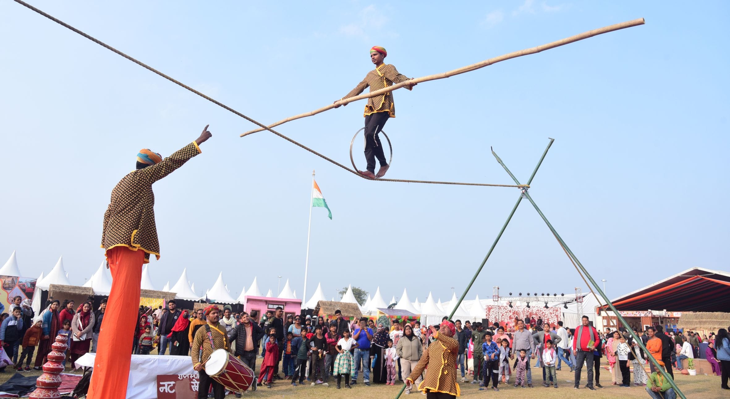 नुक्कड़ नाटकों और कठपुतली नृत्य ने माहौल को बनाए रखा जीवंत