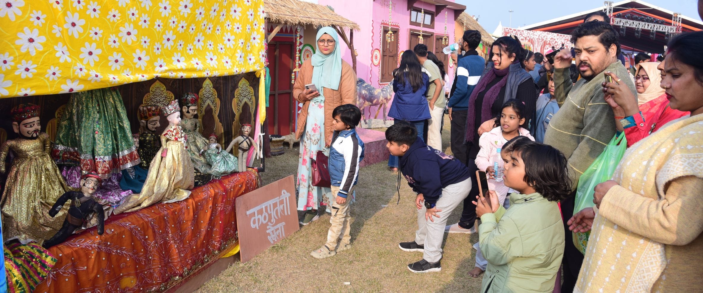 नुक्कड़ नाटकों और कठपुतली नृत्य ने माहौल को बनाए रखा जीवंत