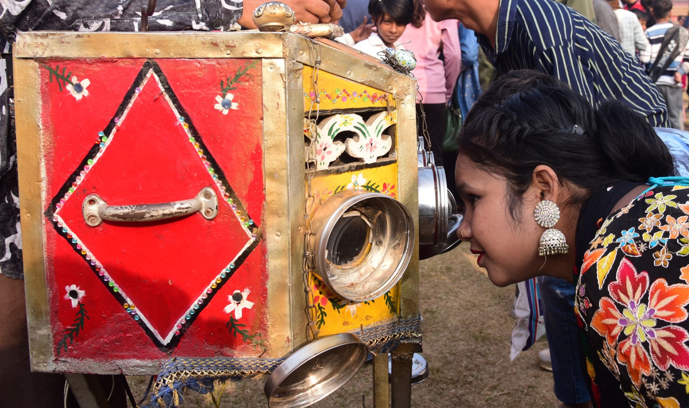 नुक्कड़ नाटकों और कठपुतली नृत्य ने माहौल को बनाए रखा जीवंत