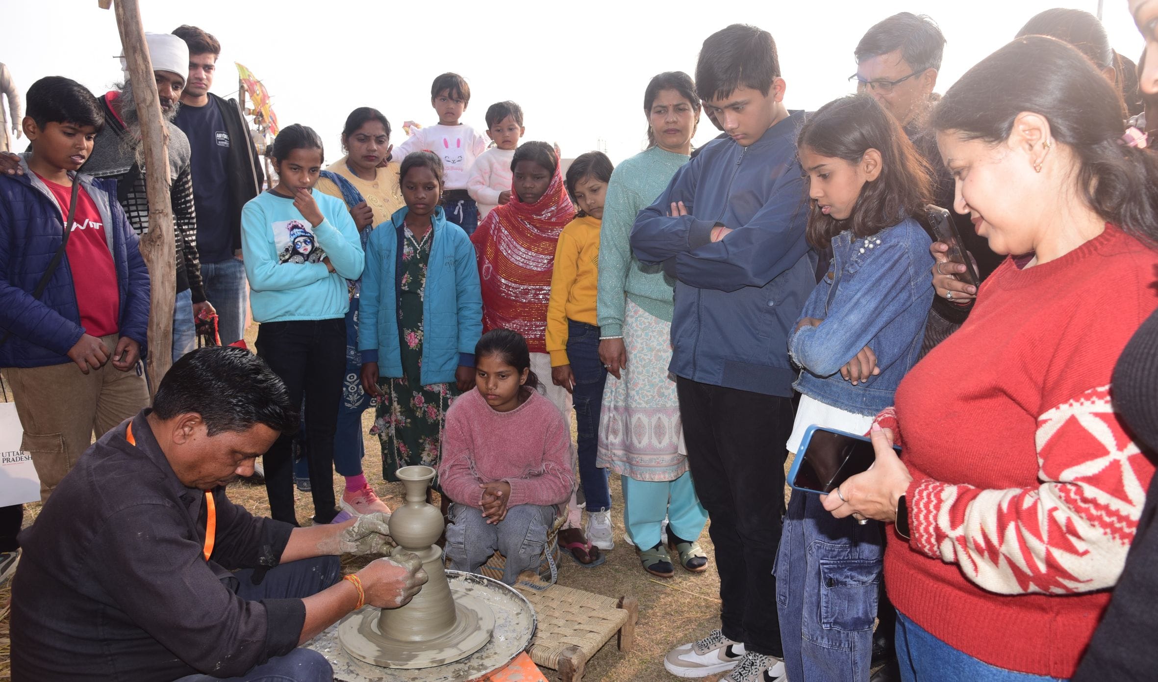 नुक्कड़ नाटकों और कठपुतली नृत्य ने माहौल को बनाए रखा जीवंत