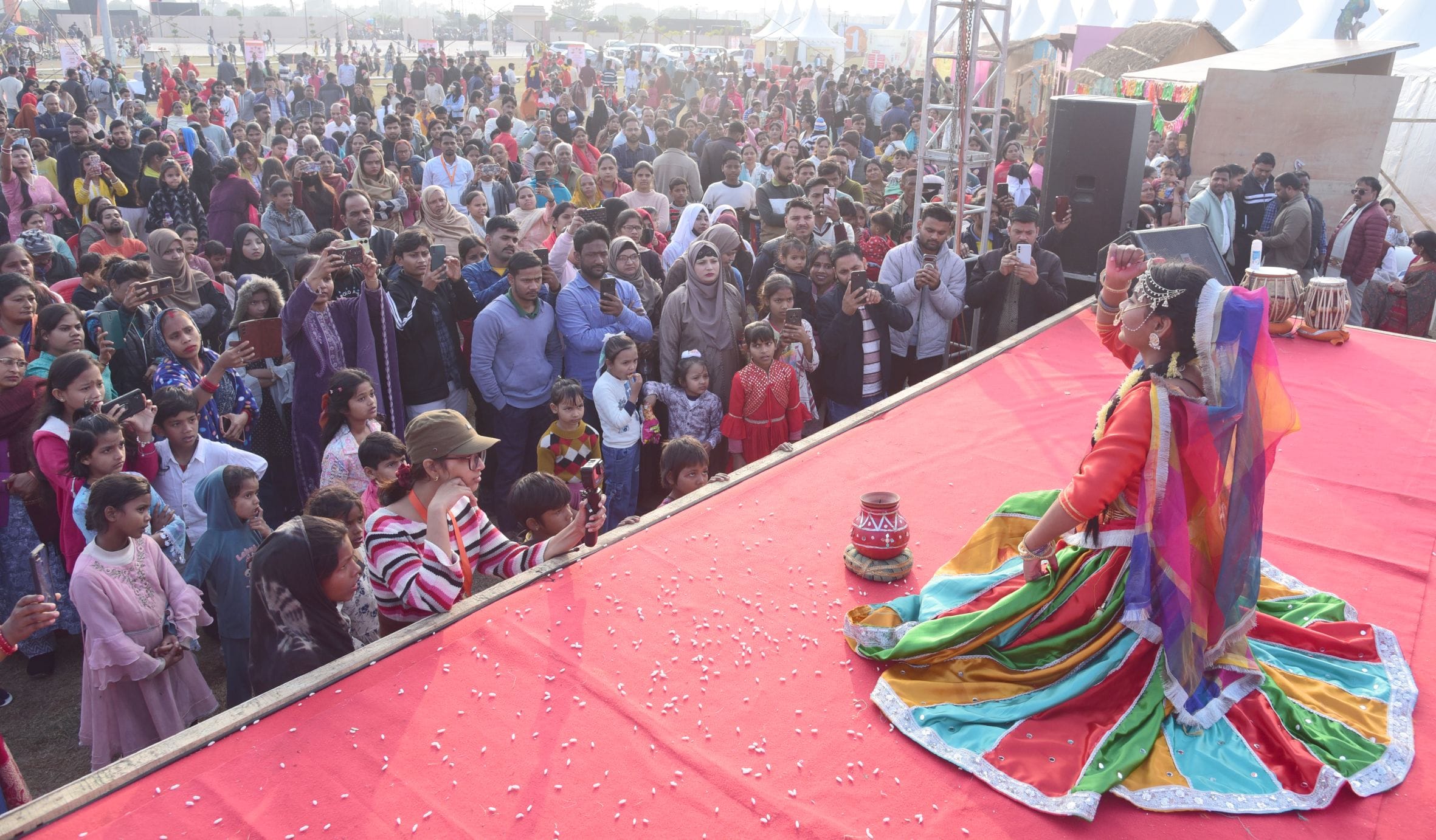 नुक्कड़ नाटकों और कठपुतली नृत्य ने माहौल को बनाए रखा जीवंत